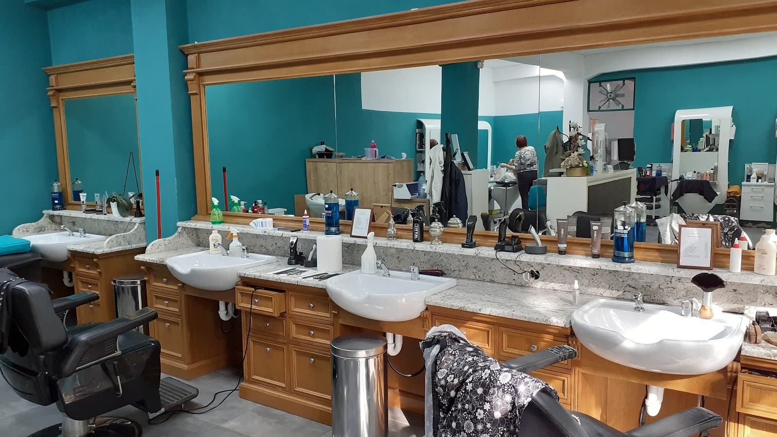 Interior salon L'Studio hair, spațiu modern și elegant